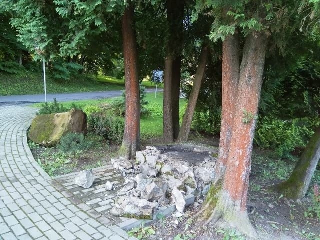 Pozostałości po pomniku w Birczy.