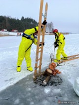 Ćwiczenia „LODOWE 2021”. Strażacy z Przasnysza ćwiczyli na zamarzniętym zbiorniku w Łojach. 18.02.2021