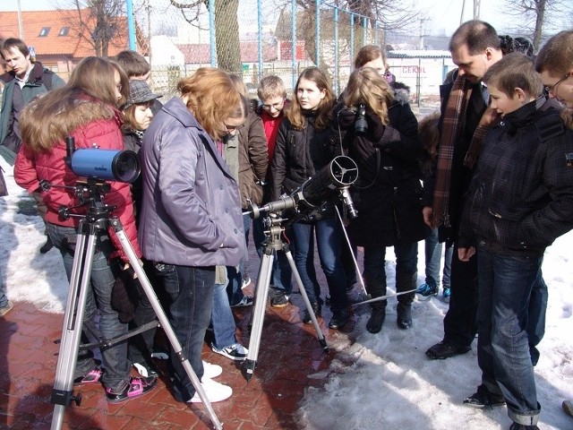 Uczniowie chęcińskiego gimnazjum mogli obserwować niebo przez profesjonalne teleskopy.