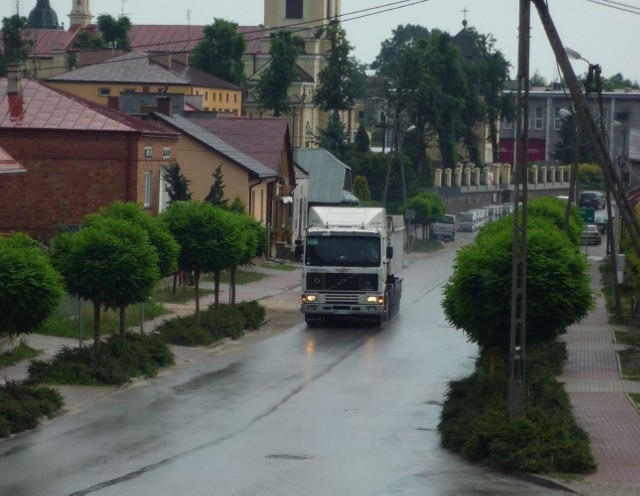 Od tygodnia przez Goszczyn jeździ więcej ciężarówek. Władze gminy obawiają się, że ciężkie samochody zdewastują drogi.