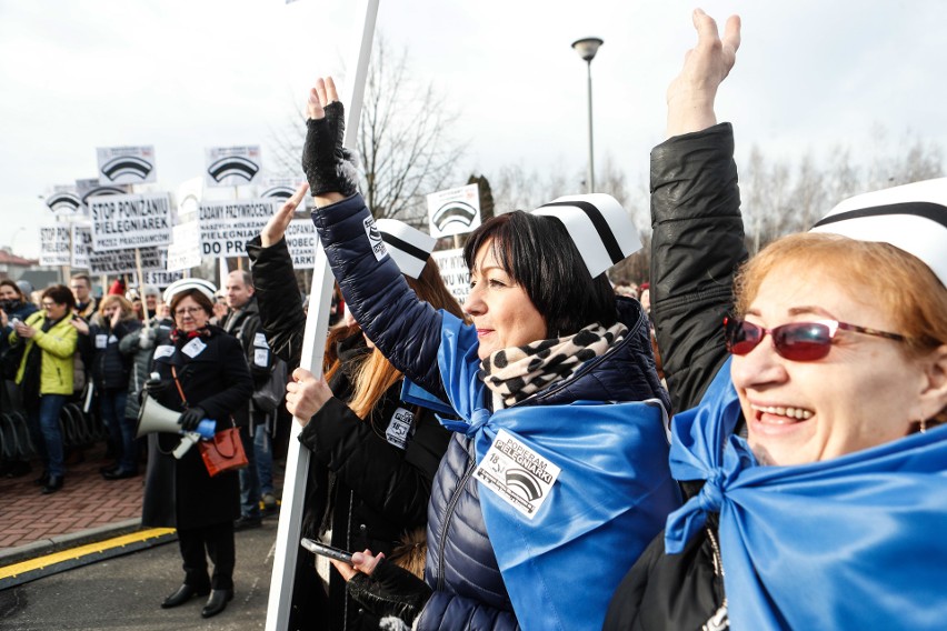 Około dwa tysiące osób bierze udział w manifestacji, jaka...