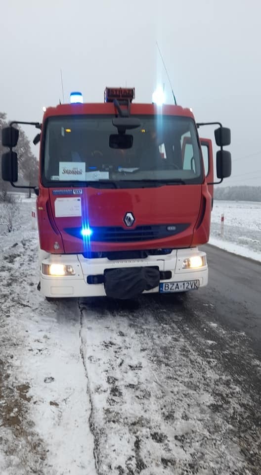 Pruszki Wielkie. Osobówka dachowała na drodze wojewódzkiej. Subaru wylądowało w rowie