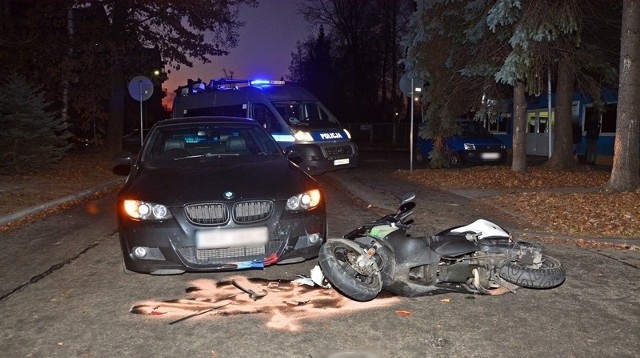 Do zdarzenia doszło w czwartek przed godz. 6, na ul. Żwirki i Wigury w Krośnie. Pracujący na miejscu policjanci wstępnie ustalili, że 42-letni kierujący bmw, wykonując manewr skrętu w lewo, nie udzielił pierwszeństwa przejazdu i zderzył się z prawidłowo jadącym motorowerzystą.W wyniku zderzenia do szpitala został przetransportowany 34-letni kierujący jednośladem. Obrażenia jakich doznał nie zagrażają jego życiu. Uczestnicy byli trzeźwi.Szczegółowe okoliczności zdarzenia pozwoli wyjaśnić prowadzone postępowanie.   b]Zobacz też: Wypadek w Sobiecinie k. Jarosławia. Zginęły dwie osoby[/b]