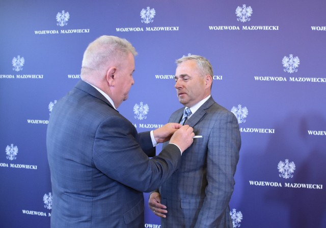 W Mazowieckim Urzędzie Wojewódzkim wójt Jastrzębia otrzymał odznakę.