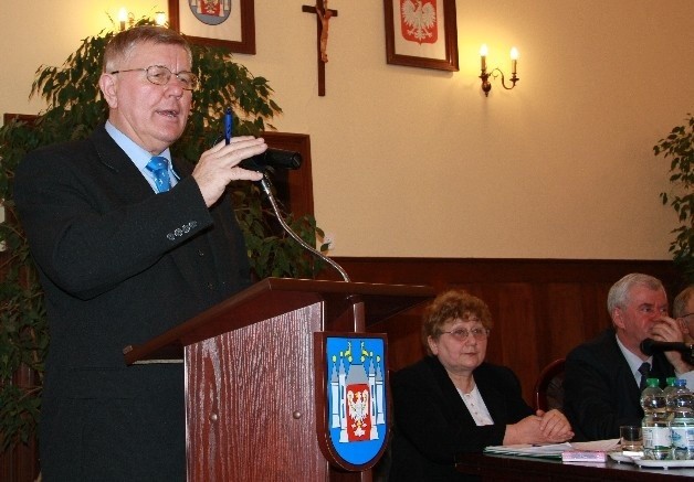 Podczas ostatniej sesji burmistrz Tadeusz Dubicki (pierwszy z lewej) tłumaczył, że postawione mu zarzuty zostaną wyjaśnione w stosownym czasie. Radna Hanna Augustyniak (w środku) prosiła go, żeby ustąpił ze stanowiska.