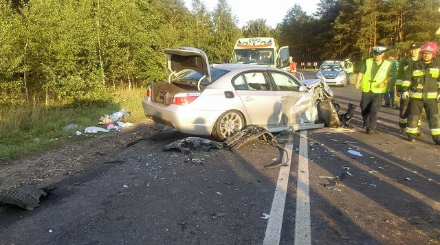 Do zdarzenia drogowego doszło w sobotę (11 sierpnia) przed godz. 19.00 w miejscowości Gorzeń w gminie Nakło nad Notecią. Brały w nim udział samochody marek BMW na bydgoskich tablicach rejestracyjnych oraz prawdopodobnie renault, który wylądował w polu.- Kierująca Renault Megane, 26-letnia mieszkanka powiatu bydgoskiego, na łuku drogi prawdopodobnie straciła panowanie nad pojazdem, zjechała na drugi pas i zderzyła się z bmw. W bmw jechało pięć osób, natomiast renault podróżowała tylko 26-latka. Wszystkie osoby zostały zabrane do szpitali, z czego jedna z pasażerek bwm została przetransportowana helikopterem LPR do Bydgoszczy – mówi nam oficer prasowa mł. asp. Justyna Andrzejewska z KPP Nakło nad Notecią.Jak się dowiedzieliśmy, 24-letni kierowca bmw jest obcokrajowcem z kartą pobytu wydaną przez wojewodę kujawsko-pomorskiego, mieszkańcem powiatu bydgoskiego.Służby nadal pracują na miejscu zdarzenia, patrole policji na wysokości wjazdu do Białych Błot i od strony Nakła kierują objazdami.Rosnąca liczba utonięć w Polsce: Jak zapobiec tragedii?