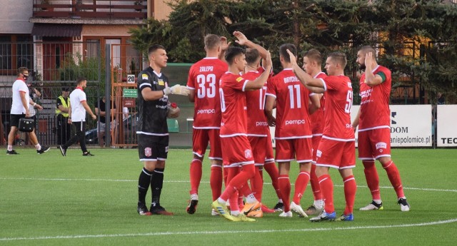 Po trzech kolejkach Fortuna 1 Ligi próbujemy znów wejść w buty trenera Szymona Grabowskiego i wytypować wyjściową "11" Apklan Resovii na mecz w Niecieczy. Wiadomo, że to Bruk-Bet Tarmalica będzie faworytem, ale trener "pasiaków" postara się czymś zaskoczyć swojego vis a vis - Mariusza Lewandowskiego. Czy mu się uda? ZOBACZ TAKŻE - Artur Zastawny, ikona Unii Nowa Sarzyna w Regionalnym Totolotek Pucharze Polski