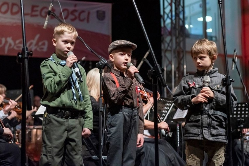 Wieliczka. Tłumy na koncercie patriotycznym. Widzowie śpiewali wraz z chórami [ZDJĘCIA]