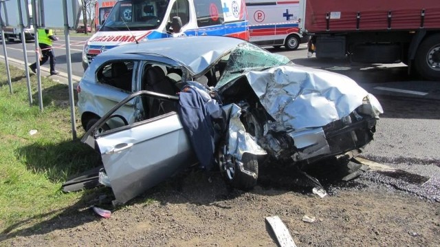 Wypadek pod Kościanem: Zderzenie trzech samochodów, trzy osoby ranne
