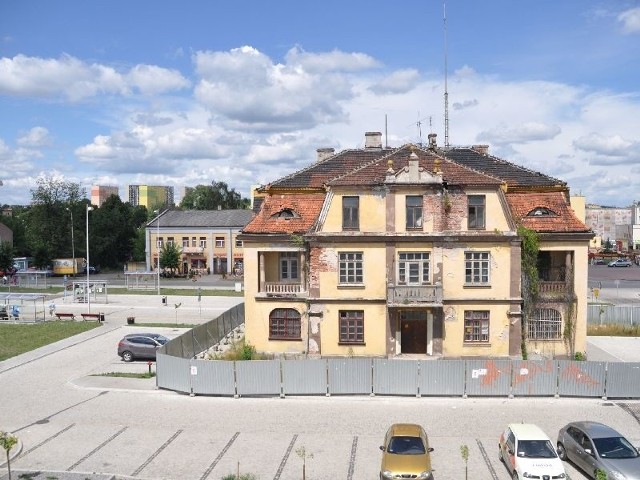 Zabytkowy budynek kolejowy nie pasuje do odnowionego placu przed dworcem w Skarżysku. Szpeci centrum i odstrasza widokiem.