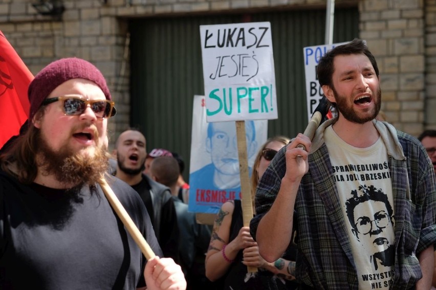 Poznań: Demonstracja przed bramą aresztu przy ul. Młyńskiej