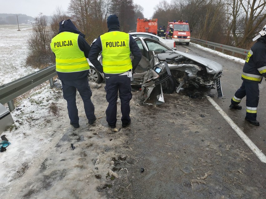 Kierujący obu pojazdów oraz pasażerka z audi zostali zabrani...