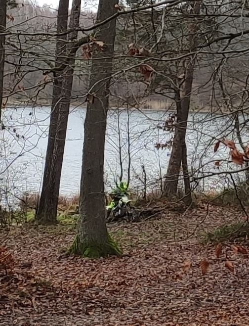 Motocrossowcy szaleją przy jeziorze Jeleń. Bytowianie oburzeni (ZDJĘCIA)