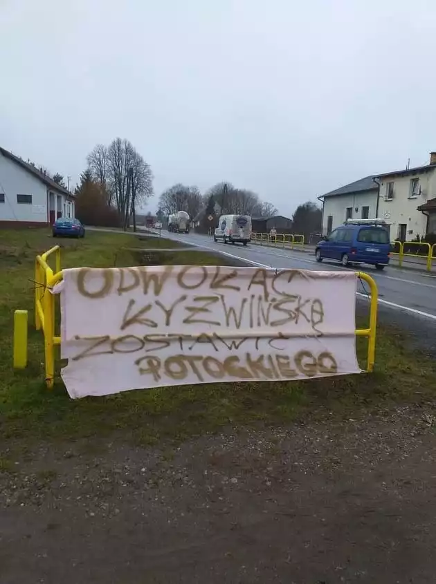 Baner powieszony w Dretyniu przy drodze krajowej nr 21