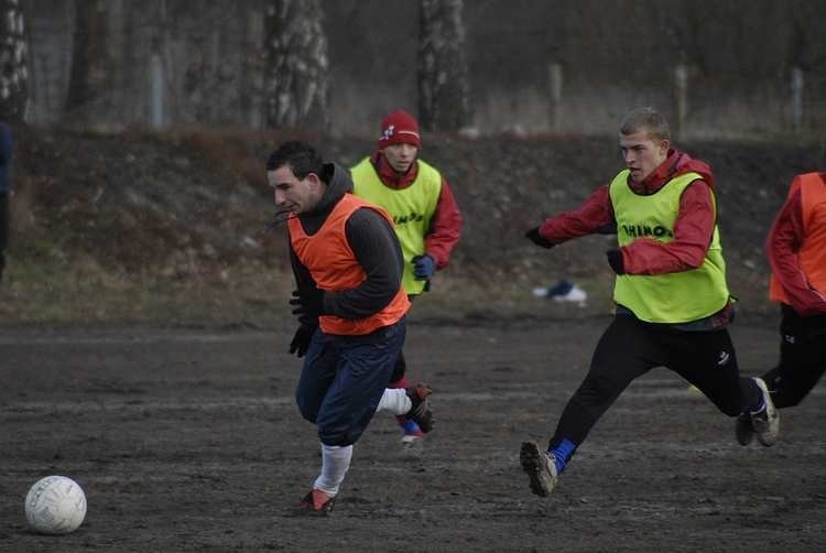 W sparingowym meczu na boisku przy ulicy Zielonej spotkaly...