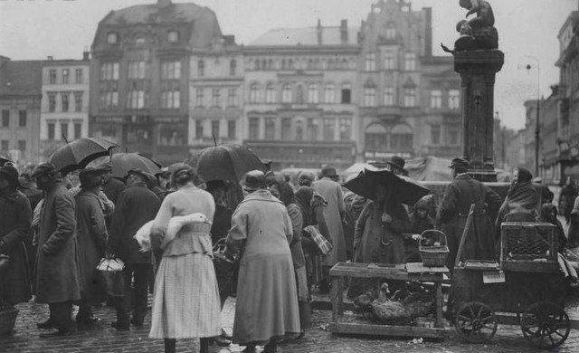 Zamknięte w niedzielę? To idź do Żyda, tylko pilnuj, żeby cię nikt nie zobaczył.Historia lubi zataczać koła. Jeszcze sto lat temu mieszkańcy naszego regionu nie wyobrażali sobie, by sklepy, zwane wówczas składami, mogły być zamknięte w niedziele i święta.