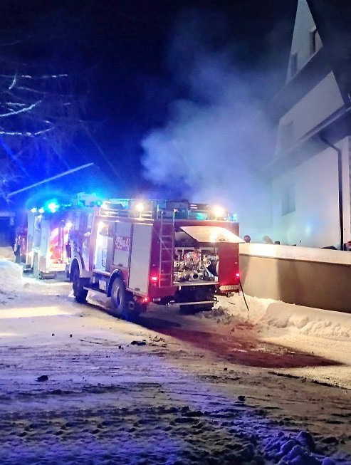 Nocny pożar w Lubomierzu. Trudna akcja strażaków ocaliła dom