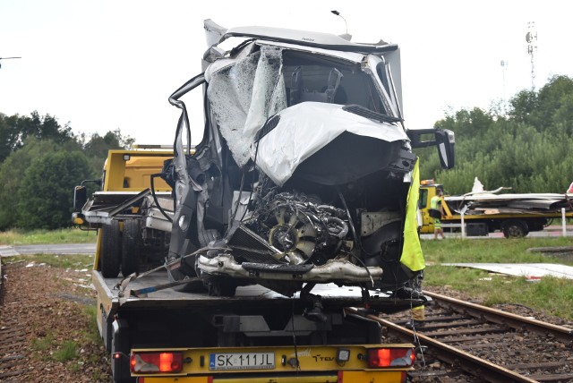 W zderzeniu auta dostawczego z pociągiem ciężko ranny został kierowca samochodu, 40-letni mieszkaniec Dąbrowy Górniczej.
