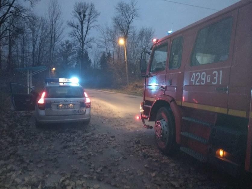 Policjanci uratowali bezdomnego w Libiążu. Wyprowadzili go z płonącego pustostanu