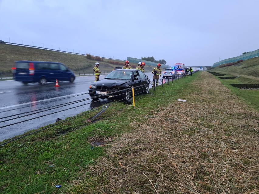 BMW po uderzeniu w bariery ochronne. Trzy osoby nie mogły...