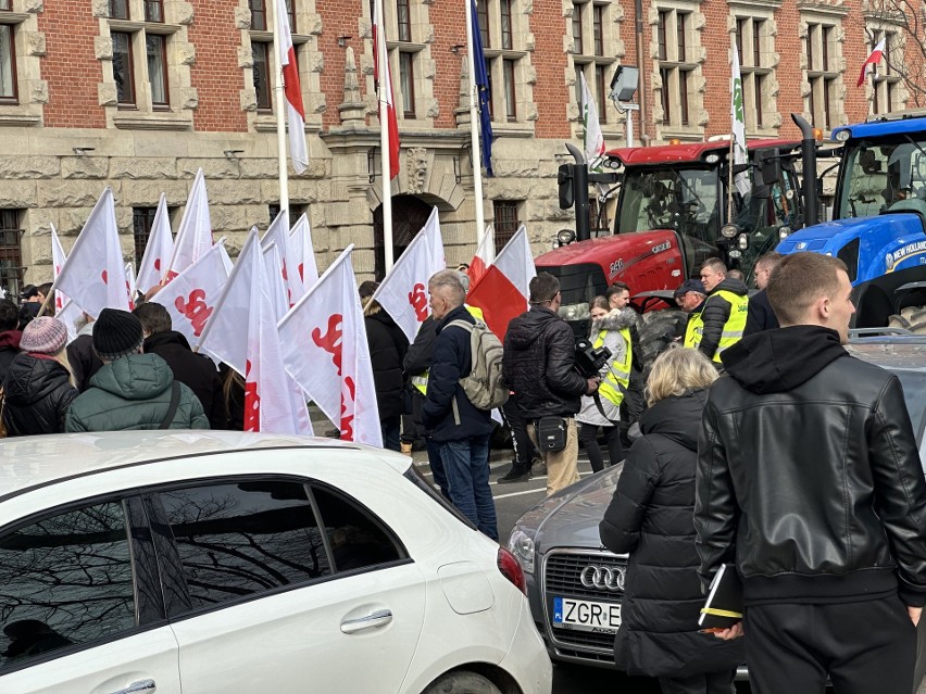 Protest rolników przy Urzędzie Wojewódzkim w Szczecinie