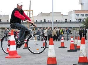 Uczestnicy konkursu o bezpieczeństwie w ruchu drogowym, poza wiedzą teoretyczną, musieli wykazać się sprawnością fizyczną i dobrą techniką jazdy na rowerze