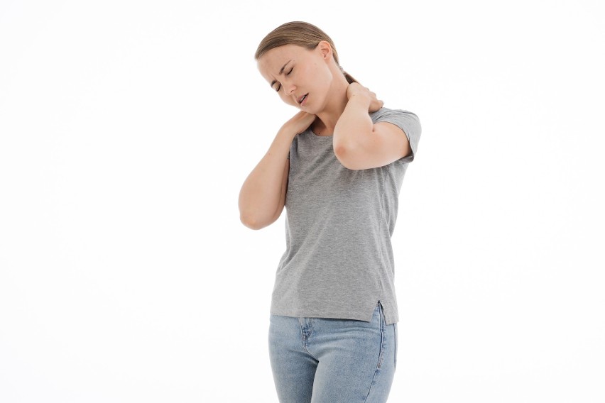 Ból szyi – przyczyny dolegliwości ze strony kręgosłupa szyjnego, bólu szyi  z boku, z tyłu oraz promieniującego do karku, głowy i ramion | Strona  Zdrowia