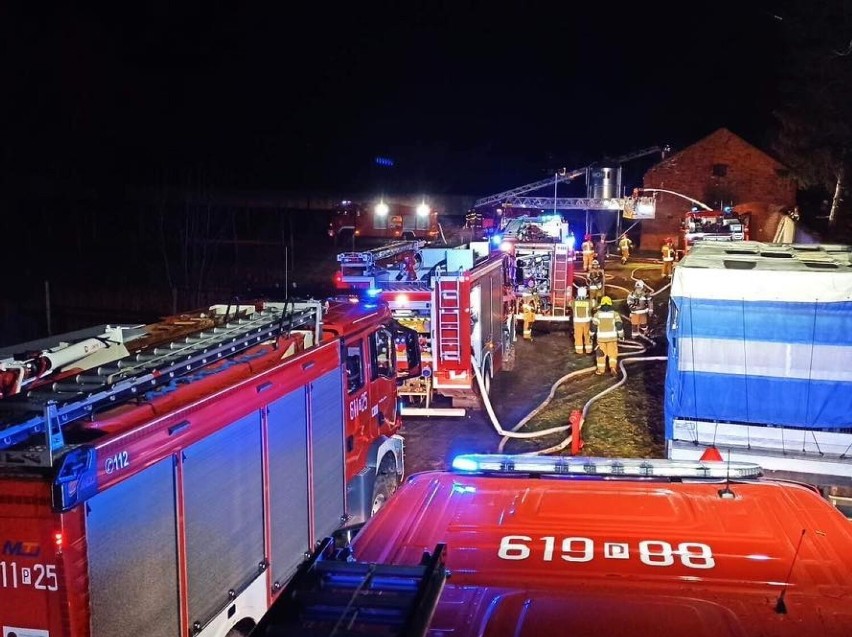 Na miejscu pracowało 61 strażaków z powiatu średzkiego i...