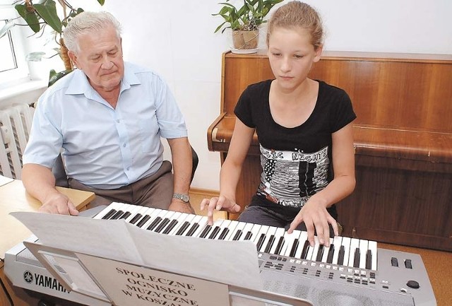 Karina Pieczela podczas lekcji gry na keyboardzie. 