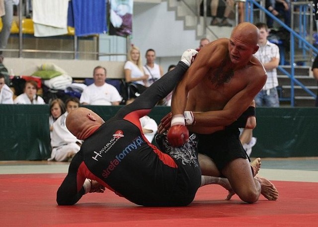 W pojedynkach MMA dopuszcza się wszystkie techniki, dozwolone w innych sportach walki. Amatorzy mają tylko jedno ograniczenie: w parterze nie mogą uderzać rywala w głowę.