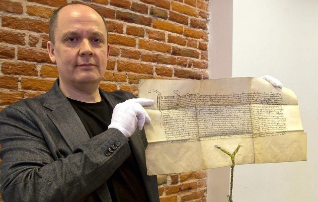 Krzysztof Laszkiewicz z odnalezionym historycznym dokumentem liczącym 585 lat!Krzysztof Laszkiewicz z Głowna odnalazł zaginiony przed stu laty przywilej renowacyjny, czyli odnawiający prawa miejskie Łodzi, wydany przez króla Władysława Jagiełłę 25 czerwca 1433 roku. Pochodzący z 1423 r. przywilej lokacyjny, od którego datuje się istnienie Łodzi jako miasta, roku zaginął podczas wojen szwedzkich 1655 roku.