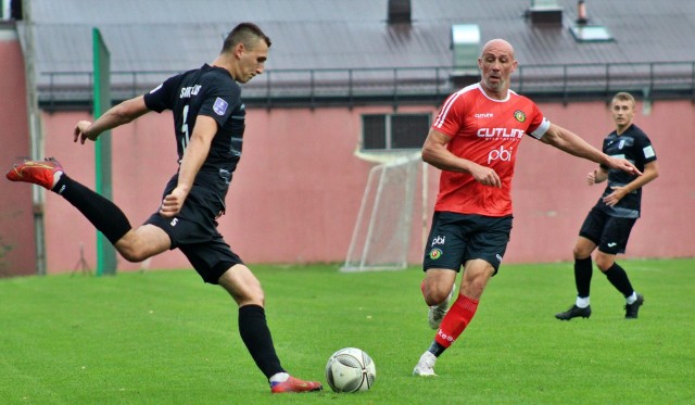 W meczu Hummel 4 Ligi Spartakus Daleszyce przegrał u siebie z Klimontowianką PBI Klimontów 0:3 (0:2). Bramki: Hubert Podolak 7, Jacek Rożek 21 z karnego, Kamil Hałat 48.Zachęcamy do obejrzenia galerii zdjęć z tego spotkania.Zdjęcia na kolejnych slajdach>>>