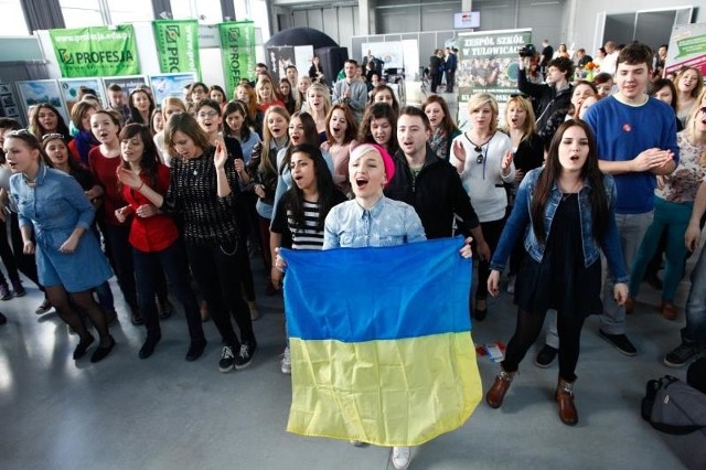 Ciekawy pomysł na promocję mieli studenci Uniwersytetu Opolskiego. Zorganizowali flash moba. Wykonując piosenkę "Freedom" rozwinęli flagę Ukrainy.