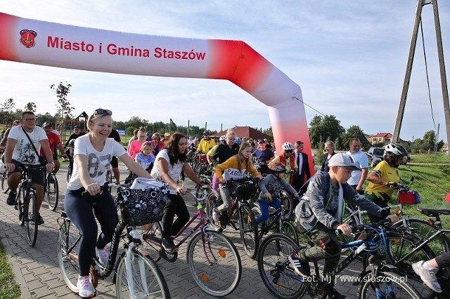 Ponad 100 osób wzięło udział w tegorocznym Rajdzie Dookoła Aktywnej Krainy po gminie Staszów. Uczestników przywitała idealna dla rowerowych wycieczek pogoda, dlatego do Woli Wiśniowskiej przyjechali zarówno starsi, jak i młodsi cykliści. Organizatorzy przygotowali trzy oznakowane trasy, a nad bezpieczeństwem uczestników czuwały połączone siły druhów i druhen z ochotniczych straży pożarnych, policjantów z Komendy Powiatowej Policji w Staszowie oraz strażników miejskich.Sygnał do rozpoczęcia jazdy dali wspólnie burmistrz Staszowa Leszek Kopeć, zastępca burmistrza Ewa Kondek oraz Tomasz Klimek prezes Stowarzyszenia „Aktywna Kraina”. Cykliści wyruszyli spod altany w Woli Wiśniowskiej, przez Czajków Południowy, Czajków Północny, Smerdynę, Łukawicę, Wiśniową, Wiśniową Poduchowną z powrotem do Woli Wiśniowskiej. Na wszystkich, którzy przyjechali na metę czekały pamiątkowe medale, upominki oraz posiłek regeneracyjny.  Priorytetem była dobra zabawa, miłe spędzenie popołudnia i bezpieczeństwo. Wydarzenie zorganizowano w ramach Europejskiego Dnia Bez Samochodu. Zobacz więcej zdjęć na kolejnych slajdach. Fotorelacja w obiektywie Marcina Jarosza.