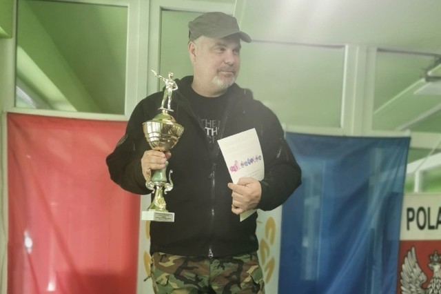 Na podium Przemysław Kierzkiewicz, zwycięzca w konkurencji pistolet centralnego zapłonu