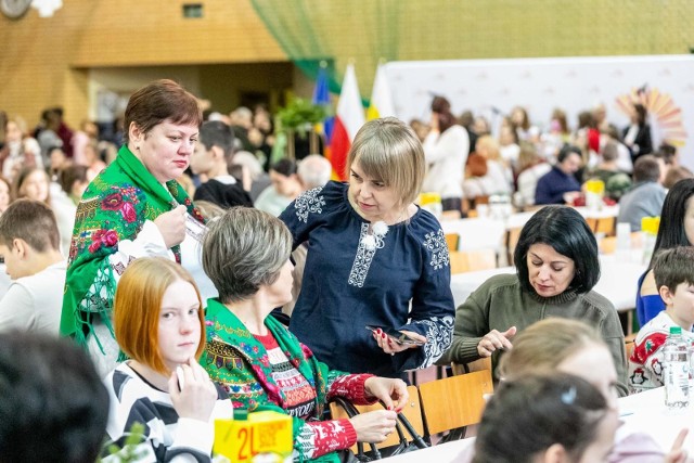 Białystok, 8 stycznia 2023. Sala gimnastyczna VI LO wypełniona uchodźcami z Ukrainy na świątecznym spotkaniu