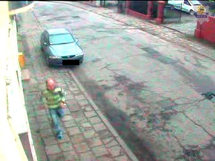 Napad na nastolatkę w Słupsku. Policja ujawnia zdjęcia podejrzewanego mężczyzny [ZDJĘCIA]