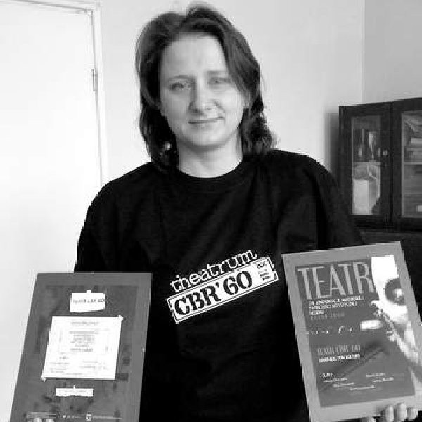 Aneta Giemza-Bartnicka z dyplomami zdobytymi na KATAR-ze - w koszulce teatru z logo zaprojektowanym przez Mirosława Mełnickiego