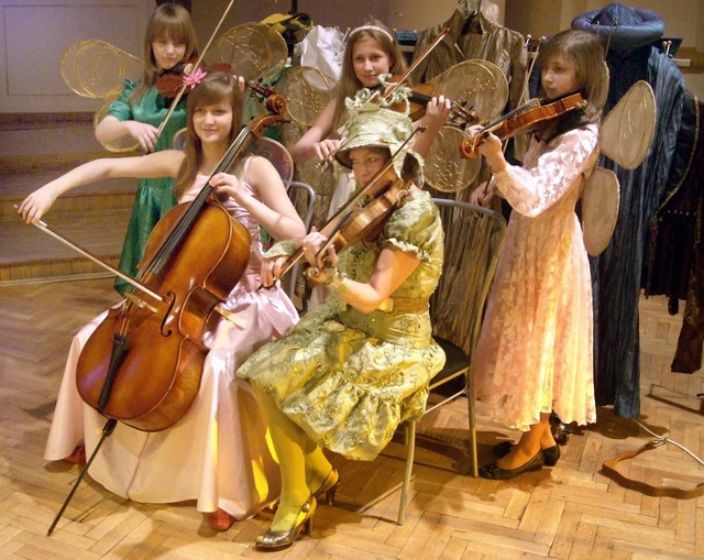 Dziewczęta z radomskiego kwartetu Sarabanda przebrane za Elfy.