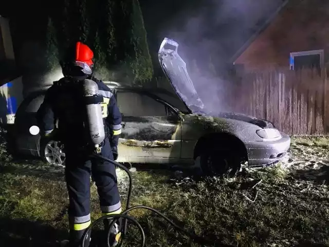 W nocy z czwartku na piątek strażacy z OSP Dobrzyniewo Duże zostali wezwani do pożaru samochodu.