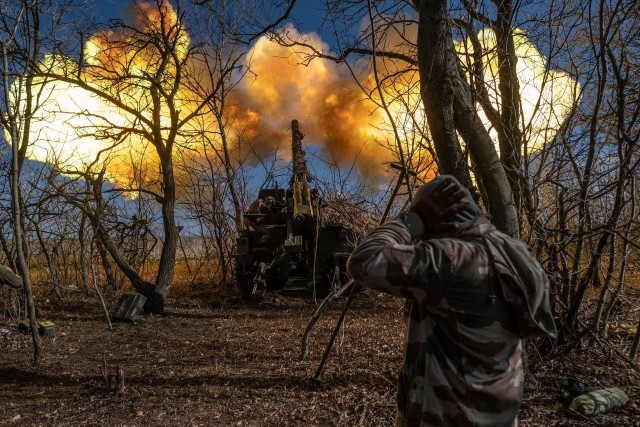 "WSJ": Ukraina prawdopodobnie przeprowadzi duży atak lub wiele mniejszych ataków, wykorzystując naziemną precyzyjną broń dalekiego zasięgu, w tym rakiety i artylerię, w dużej mierze podarowane przez zachodnich sojuszników.