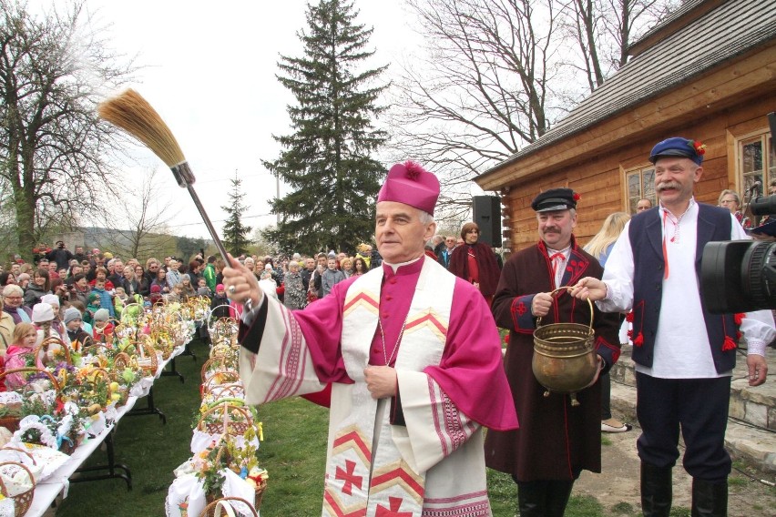 Tłumne wielkanocne święcenie pokarmów w Ciekotach