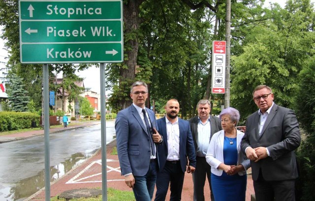 W Solcu-Zdroju umowę podpisywali. Od lewej: marszałek województwa Adam Jarubas, przedsiębiorca Marcin Nurek, wicewójt Artur Cygan, Zofia Kopeć - skarbnik, wójt gminy Solec Zdrój Adam Pałys