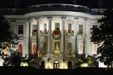 Piękne świąteczne dekoracje w Białym Domu – 41 choinek i 80 000 bombek. Zobacz, jak przystrojono dom Joe Bidena na Boże Narodzenie 2023