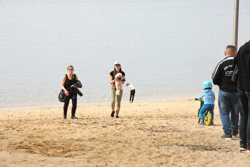 Rodzinne spacery nad zalewem w Cedzynie pod Kielcami. Lany Poniedziałek upływa w miłej atmosferze. Zobacz zdjęcia