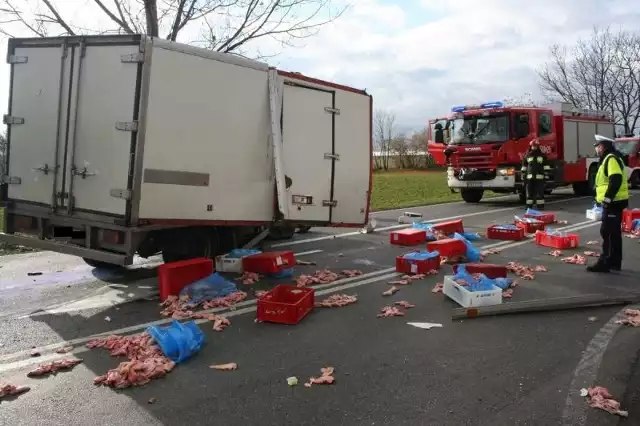 Kierujący busem wymusił pierwszeństwo przejazdu na ciężarówce.Do kolizji doszło 3 listopada ok. 11.30 w Osięcinach na skrzyżowaniu drogi krajowej nr 62 z drogą wojewódzką nr 267.29-letni obywatel Ukrainy, jadąc dostawczym iveco, nie ustąpił pierwszeństwa przejazdu i doprowadził do kolizji z prawidłowo jadącym ciężarowym renaultem. Po zderzeniu ciężarówka wylądowała na ogrodzeniu pobliskiej posesji. Przewożone w dostawczym aucie mięso wypadło ze skrzyni ładunkowej i rozsypało się na drodze. Kierujący nie odnieśli poważnych obrażeń. Przybyli na miejsce policjanci wyznaczyli objazdy. Strażacy uprzątnęli rozsypany towar. Policjanci ogniwa ruchu drogowego jednoznacznie stwierdzili winę 29-latka, którego ukarali mandatem i punktami karnymi Za rażące naruszenie przepisów stracił prawo jazdy.***Dlaczego warto nosić odblaski? Mówi Sławek Piotrowski.