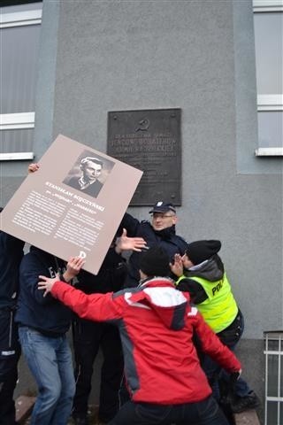 Częstochowa: Poseł Jaskóła przepychał się z policją, która broniła tablicy z sierpem i młotem