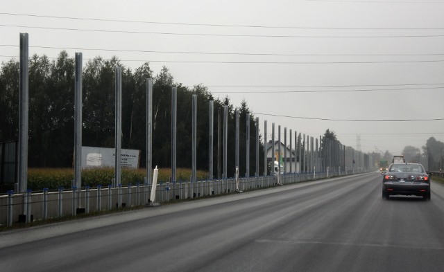 Betonowe konstrukcje ustawiono już w wielu miejscach przy DK 94. Kolejnym krokiem będzie montaż w nich paneli ekranów