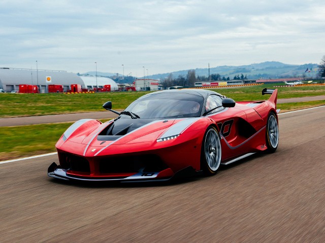 Ferrari FXX KStandardowo model FXX K dysponuje łączną mocą 1050 KM (+87 KM) krzesaną z silnika V12 o pojemności 6,3 litra (860 KM) oraz silnika elektrycznego (190 KM). Łączny moment obrotowy wynosi ponad 900 Nm.Fot. Ferrari