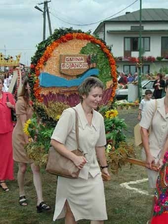 "Dożynkowy wieniec" - Gmina Bojanów w dożynkowy wieniec wplotła herb gminy, czyli niebieską wstęgę Łęgu.